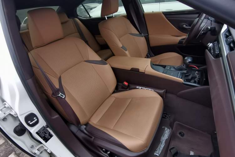 Used Lexus ES 2020 300h Deluxe Edition
