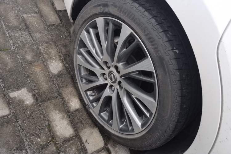 Used Lexus ES 2020 300h Deluxe Edition
