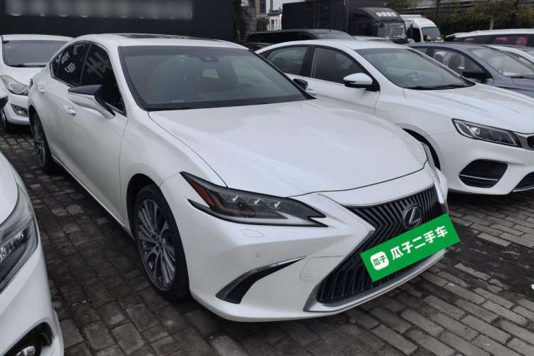 Used Lexus ES 2020 300h Deluxe Edition
