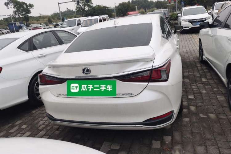 Used Lexus ES 2020 300h Deluxe Edition
