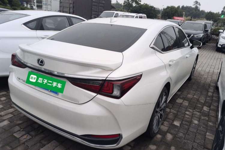 Used Lexus ES 2020 300h Deluxe Edition
