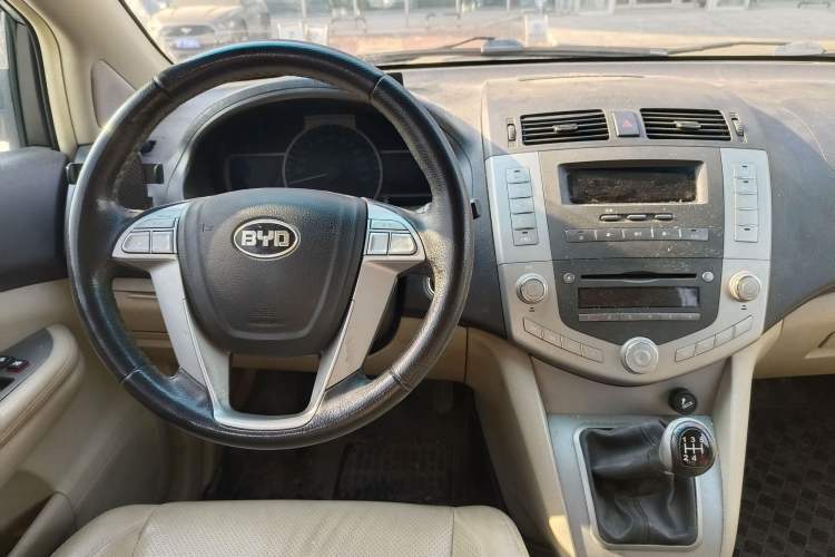 Used BYD S6 2013 Platinum Edition 2.0L Manual Luxury Model
