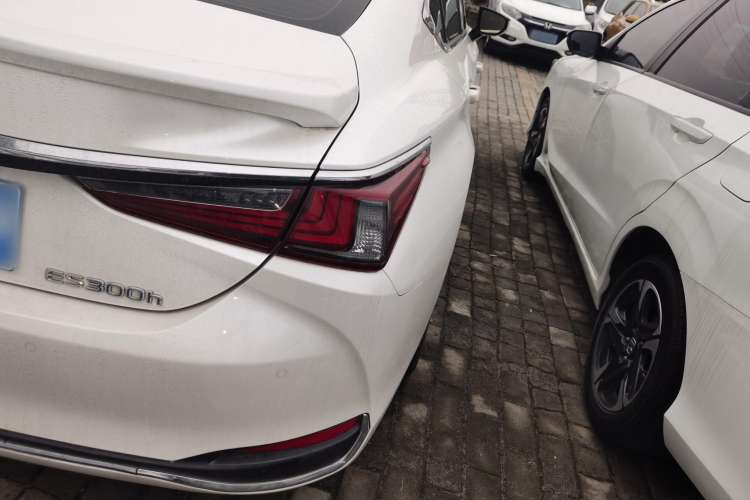 Used Lexus ES 2020 300h Deluxe Edition
