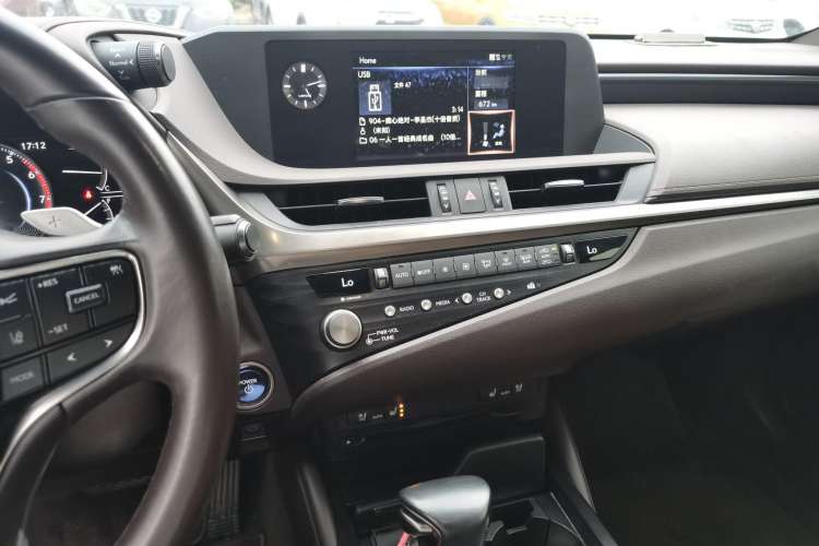 Used Lexus ES 2020 300h Deluxe Edition
