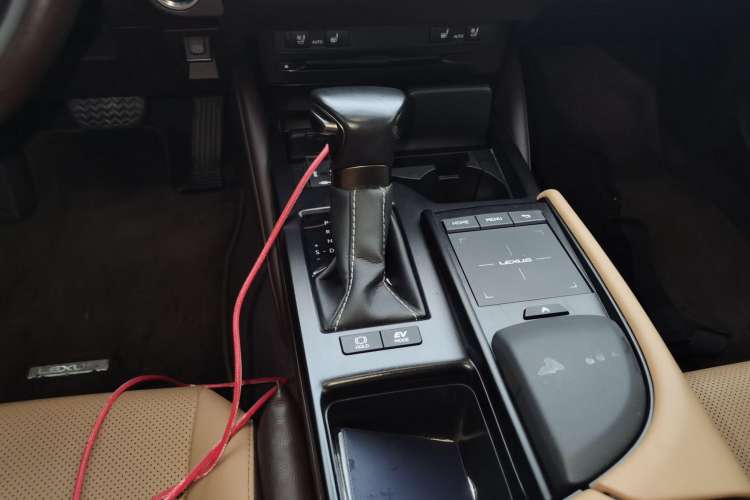 Used Lexus ES 2020 300h Deluxe Edition
