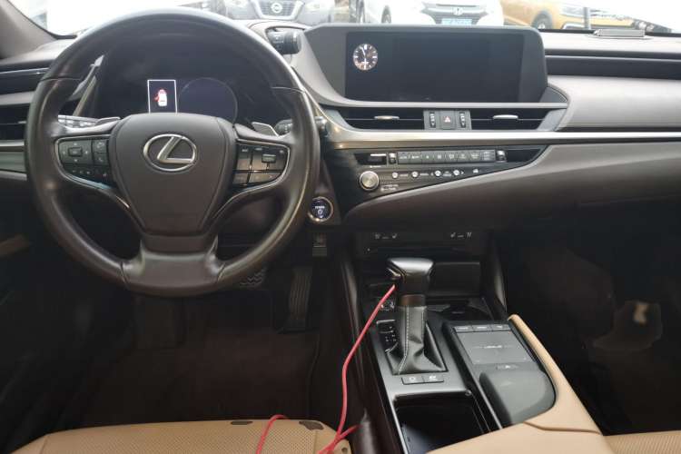 Used Lexus ES 2020 300h Deluxe Edition
