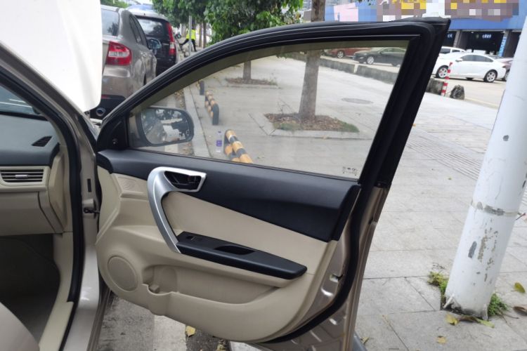 Used Soueast V6 Lingshi 2013 1.5L Manual Standard Edition Interior 2