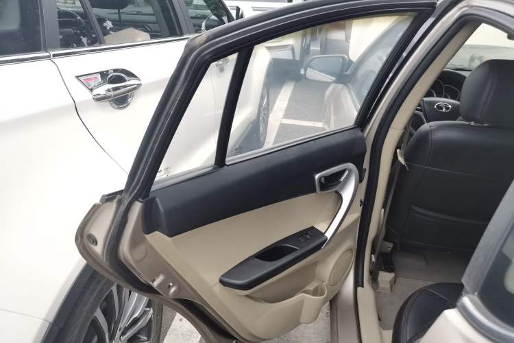 Used Soueast V6 Lingshi 2013 1.5L Manual Standard Edition Interior 5