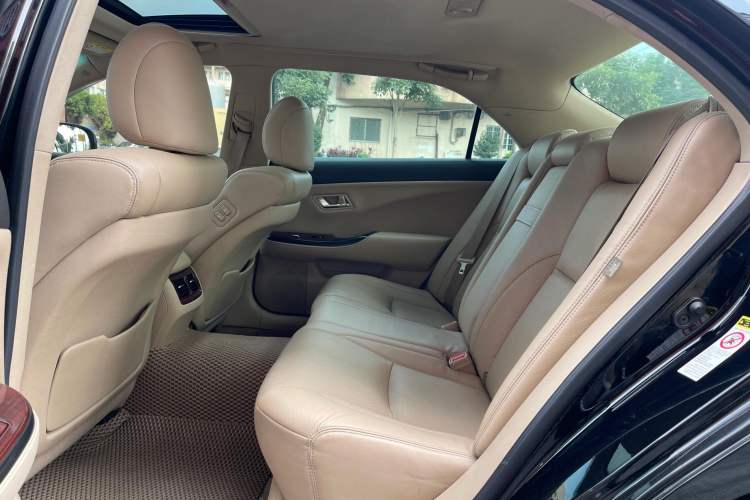 Used Toyota Crown 2011 2.5L Royal Special Edition with Leather and Sunroof
