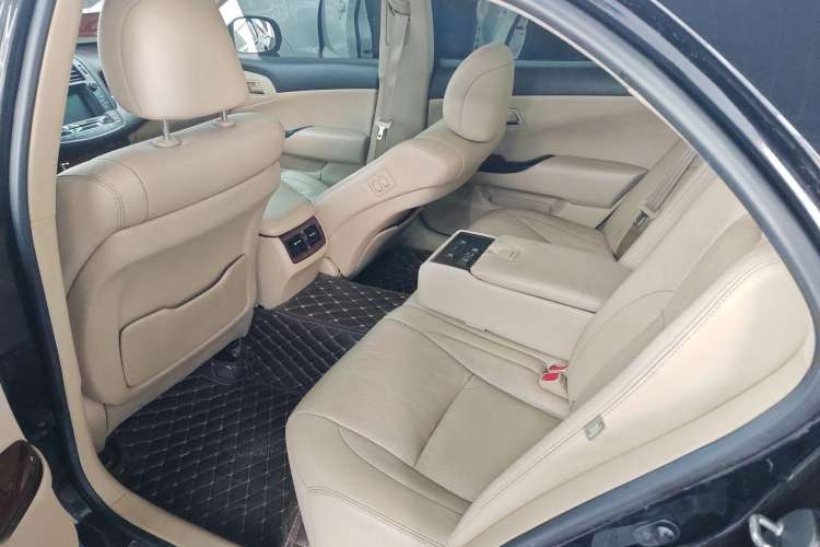 Used Toyota Crown 2011 2.5L Royal Special Edition with Leather and Sunroof
