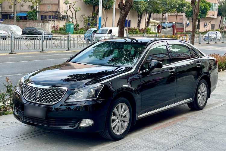 Used Toyota Crown 2011 2.5L Royal Special Edition with Leather and Sunroof