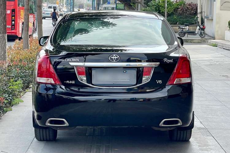 Used Toyota Crown 2011 2.5L Royal Special Edition with Leather and Sunroof
