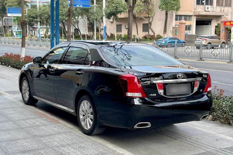 Used Toyota Crown 2011 2.5L Royal Special Edition with Leather and Sunroof
