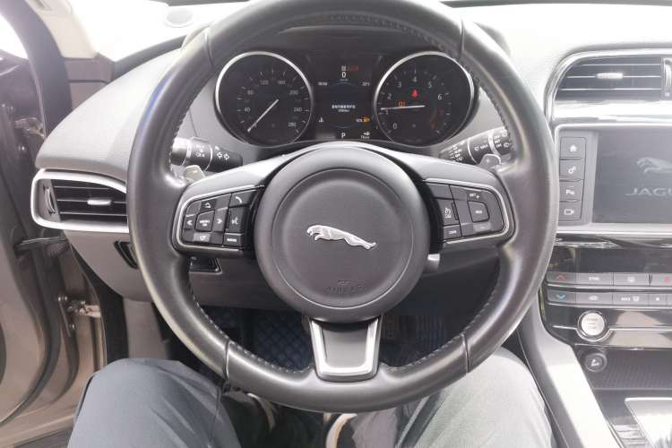 Used Jaguar F-PACE 2016 2.0T Two-Wheel Drive Urban Luxury Edition
