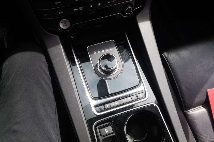 Used Jaguar F-PACE 2016 2.0T Two-Wheel Drive Urban Luxury Edition
