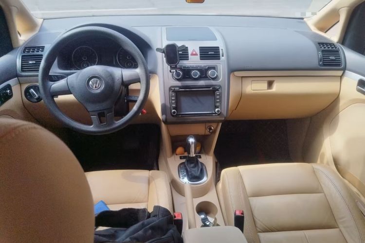 Used Volkswagen Touran 2011 1.4T DSG Zhiya Edition 5 Seats Center Console