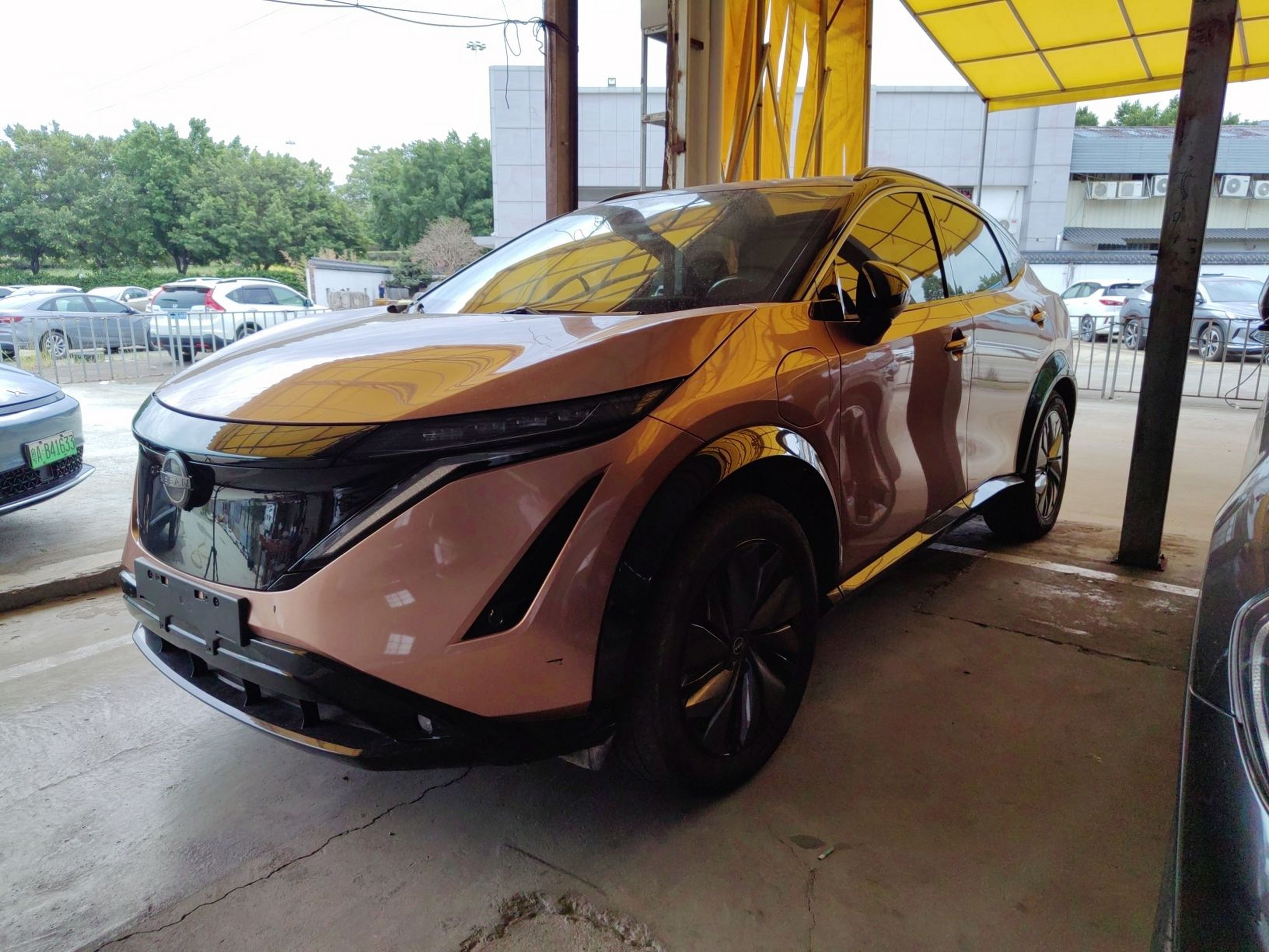 Под передней частью автомобиля