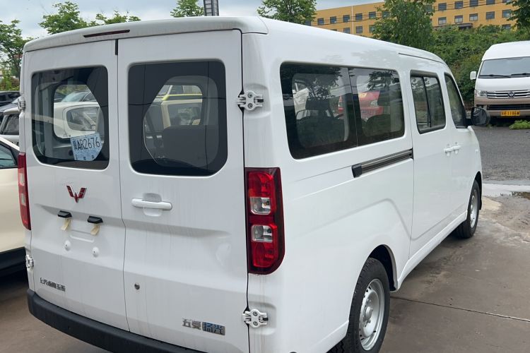 Used Wuling Yangguang 2024 300KM Comfort Version Passenger Van 75kW
