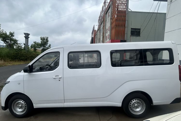 Used Wuling Yangguang 2024 300KM Comfort Version Passenger Van 75kW

