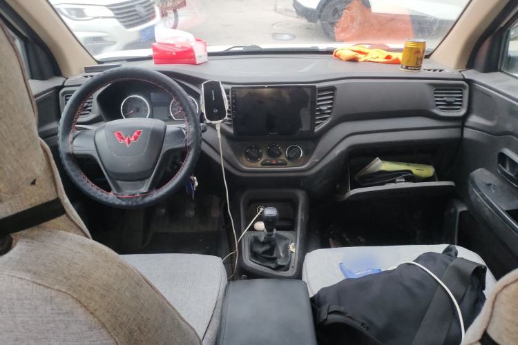 Used Wuling Hongguang V 2022 1.5L Jingqu Edition Electric-Assist LAR Center Console