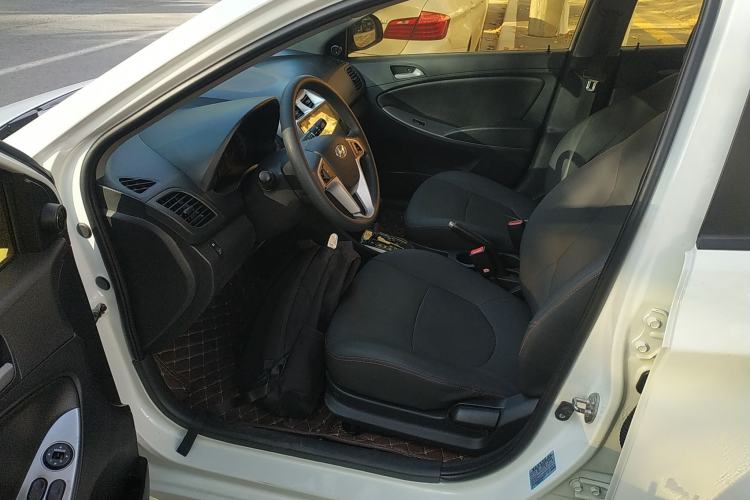 Used Hyundai Verna Ray 2016 1.4L Automatic Leading-Edge GLX Interior 3