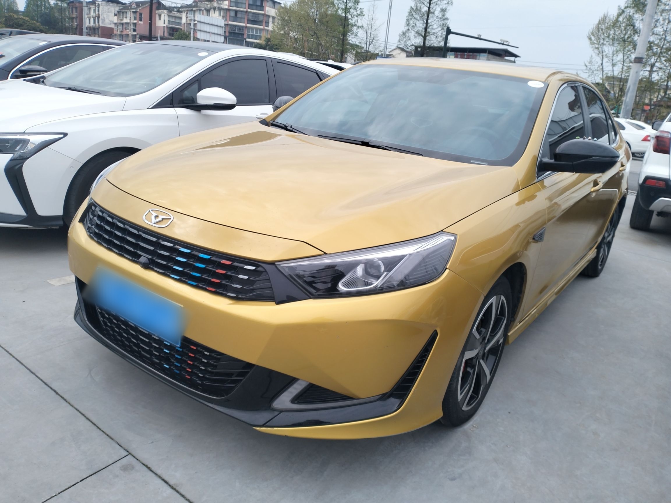 Под передней частью автомобиля