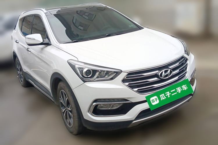 Used Hyundai Santa Fe 2017 2.0T Automatic Two-Wheel Drive Smart Version 7 Seats Front Right 45 Deg