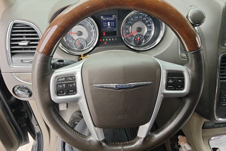 Used Chrysler Grand Voyager 2013 3.6L Luxury Edition Steering Wheel