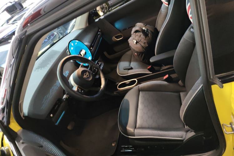 Used MINI Electric COOPER 2024 452km COOPER SE Artist Left Front Seat