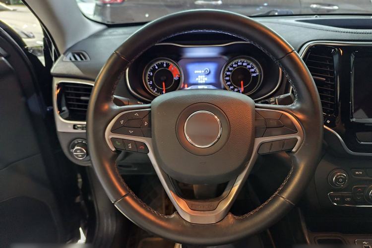 Used Jeep Cherokee 2019 2.0T Two-Wheel Drive Smart Enjoyment Version China VI