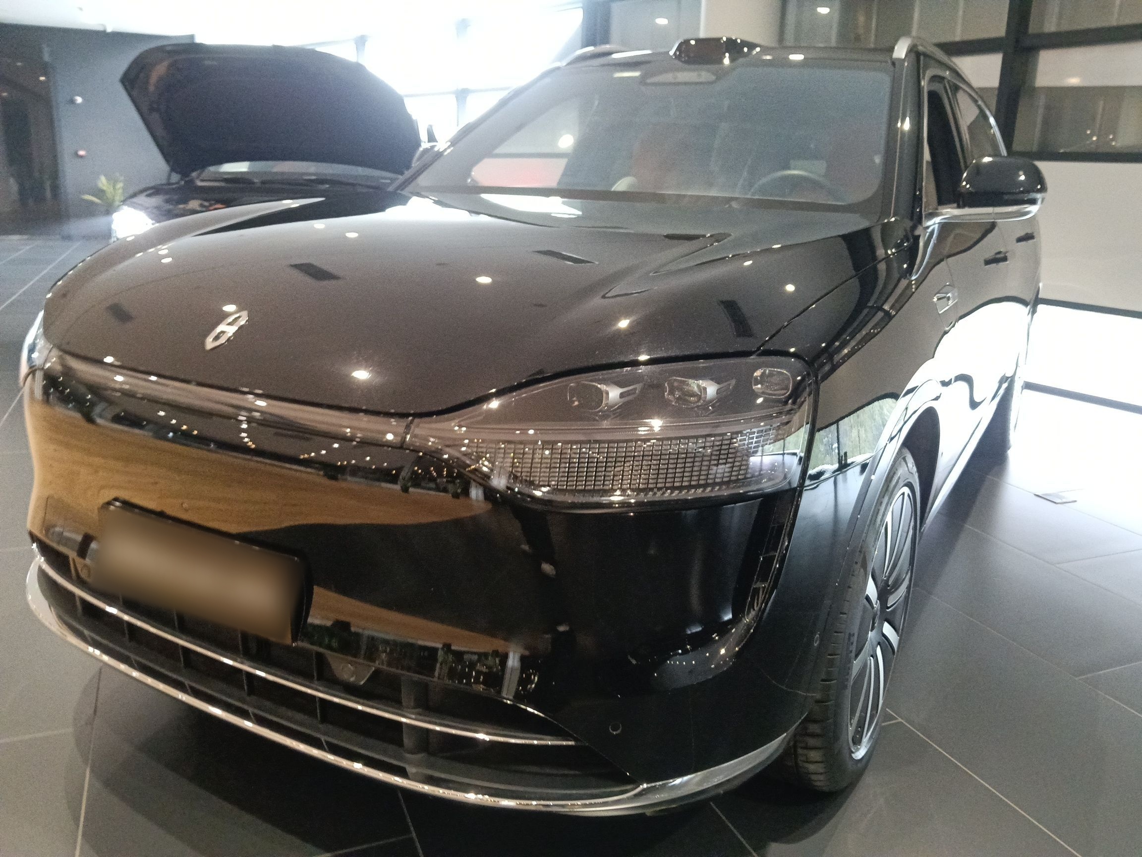 تحت مقدمة السيارة