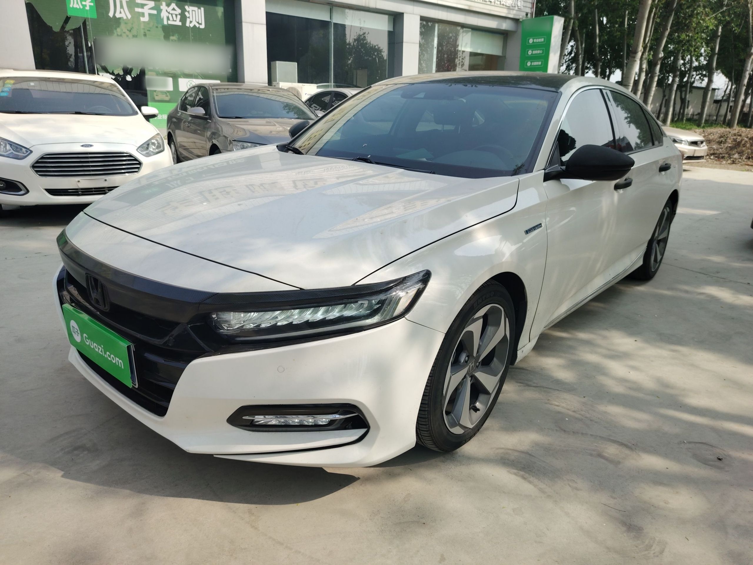 تحت مقدمة السيارة