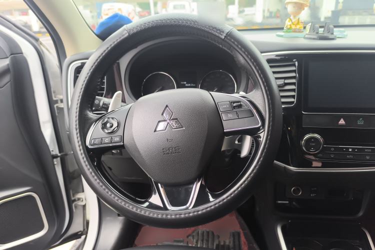 Used Mitsubishi Outlander 2018 2.4L 4x4 Elite Edition 5 Seats Steering Wheel