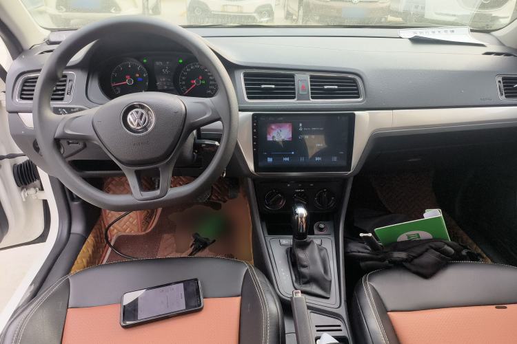 Used Volkswagen Lavida 2017 1.6L Automatic Fashion Edition Center Console