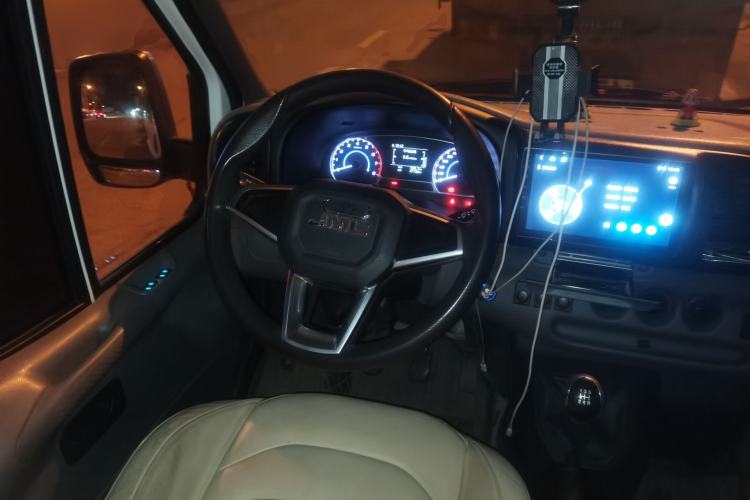 Used JMC Transit 2019 2.8T Commercial Version Long Wheelbase Mid-Roof 6-Seater Rear Single Tire China VI Emission Standard – JX493 Steering Wheel