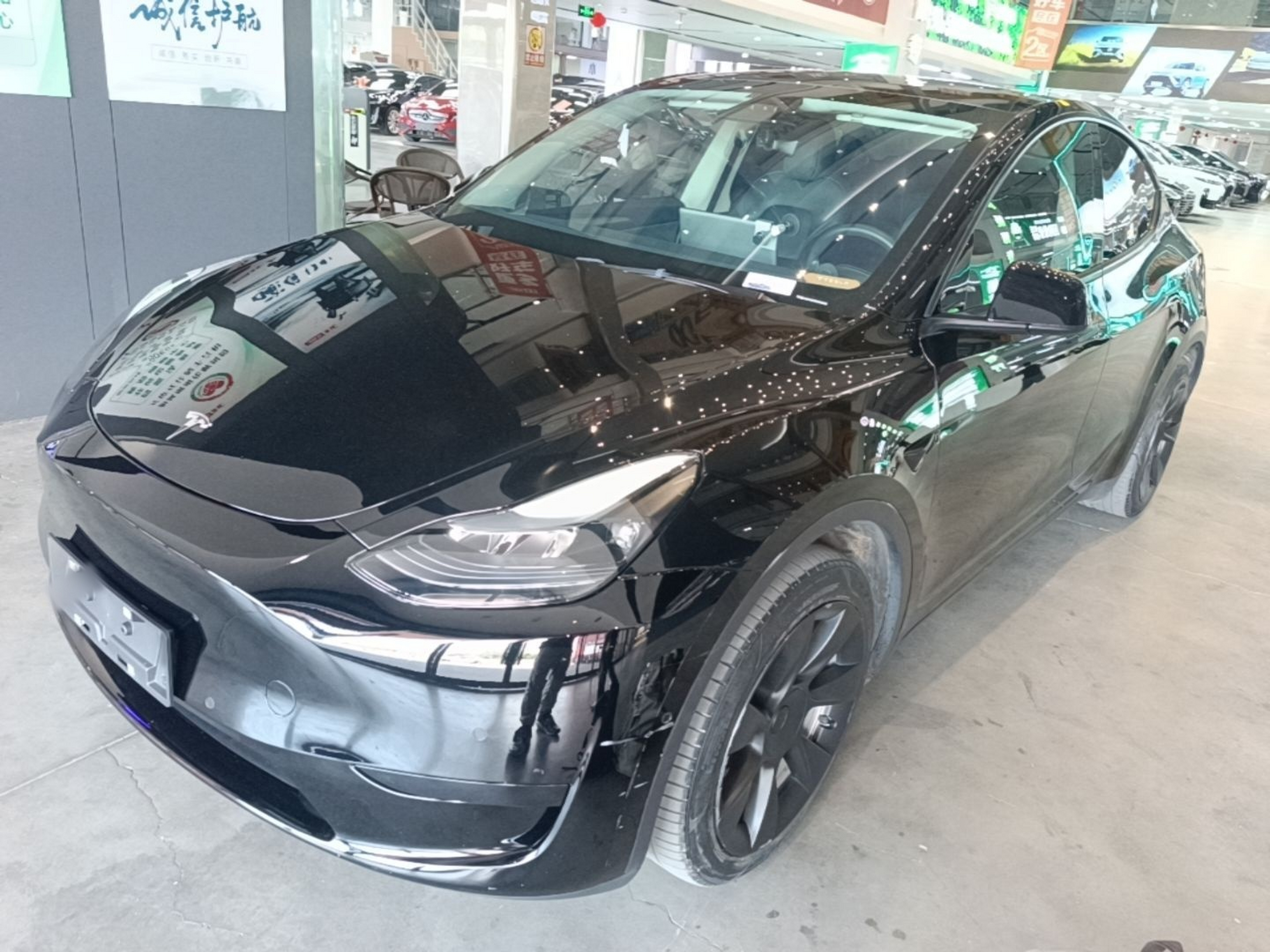 Под передней частью автомобиля