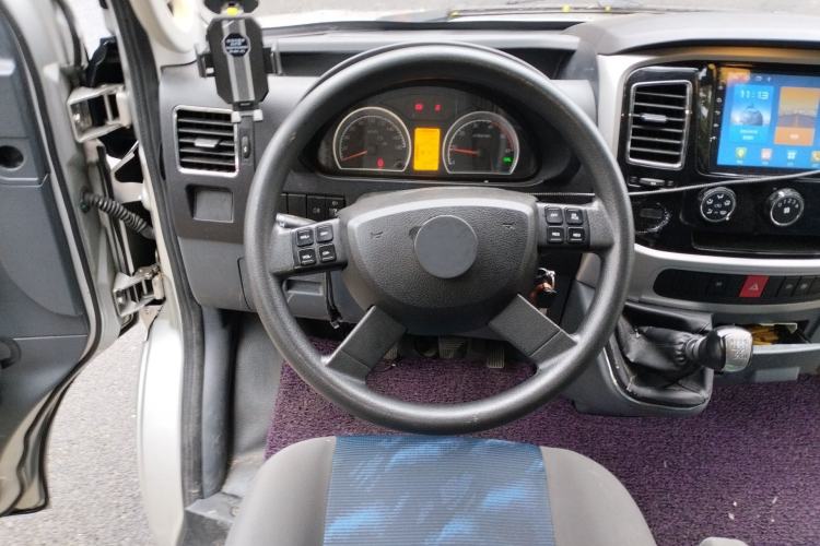 Used Dongfeng Yufeng 2021 2.3T Power King Front-Drive Logistics Van Long Wheelbase Mid-Roof 6–9 Seats China VI Standard M9T Steering Wheel