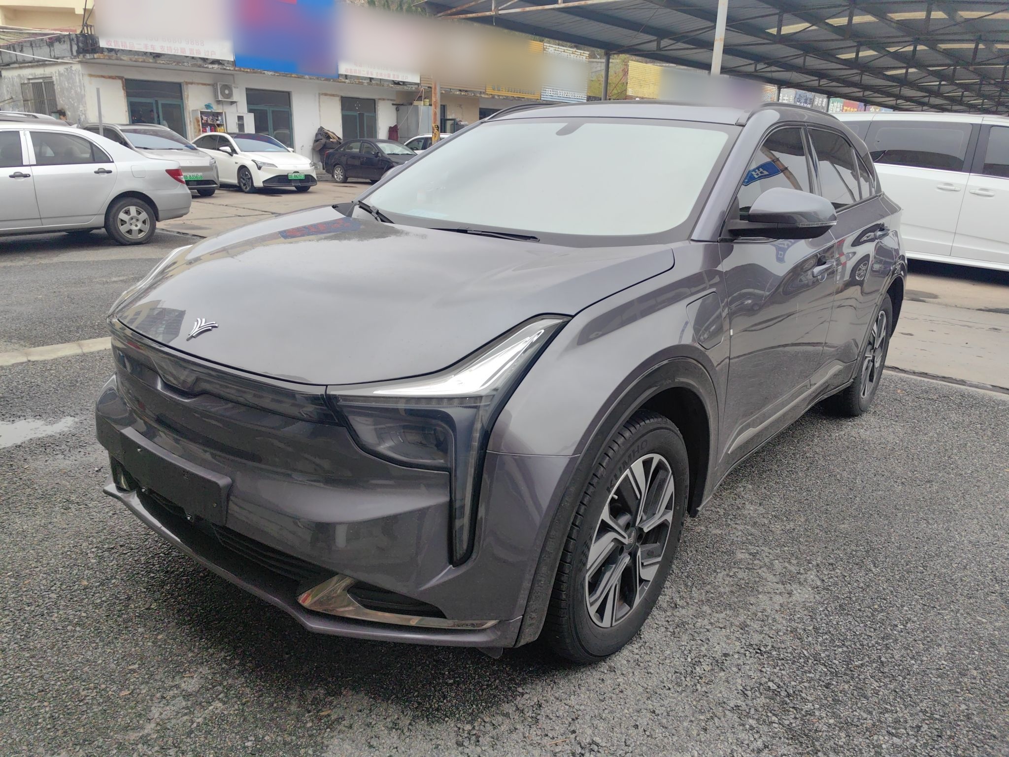 تحت مقدمة السيارة