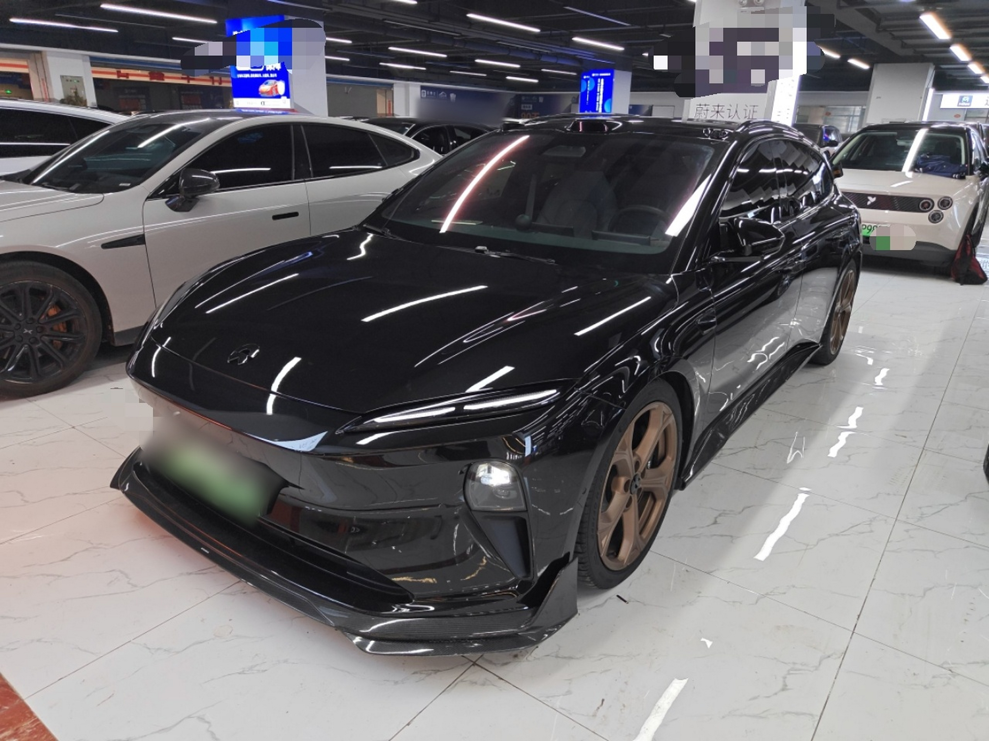 تحت مقدمة السيارة