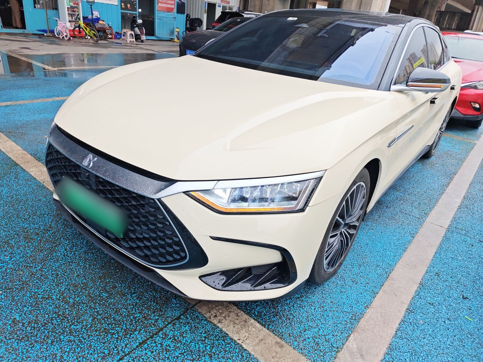 تحت مقدمة السيارة