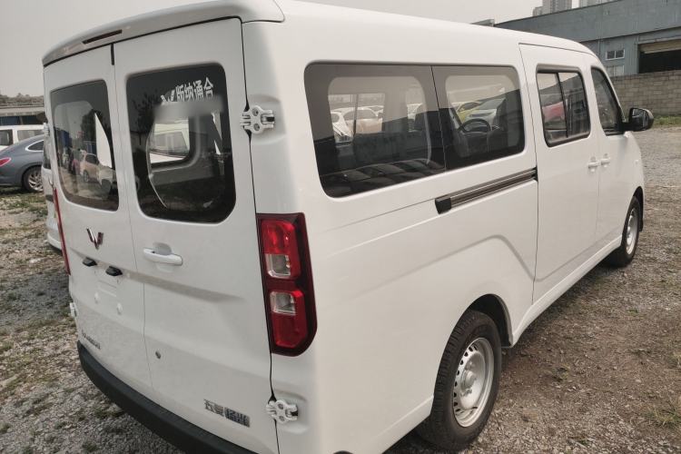 Used Wuling Yangguang 2024 300KM Comfort Version Passenger Van 75kW
