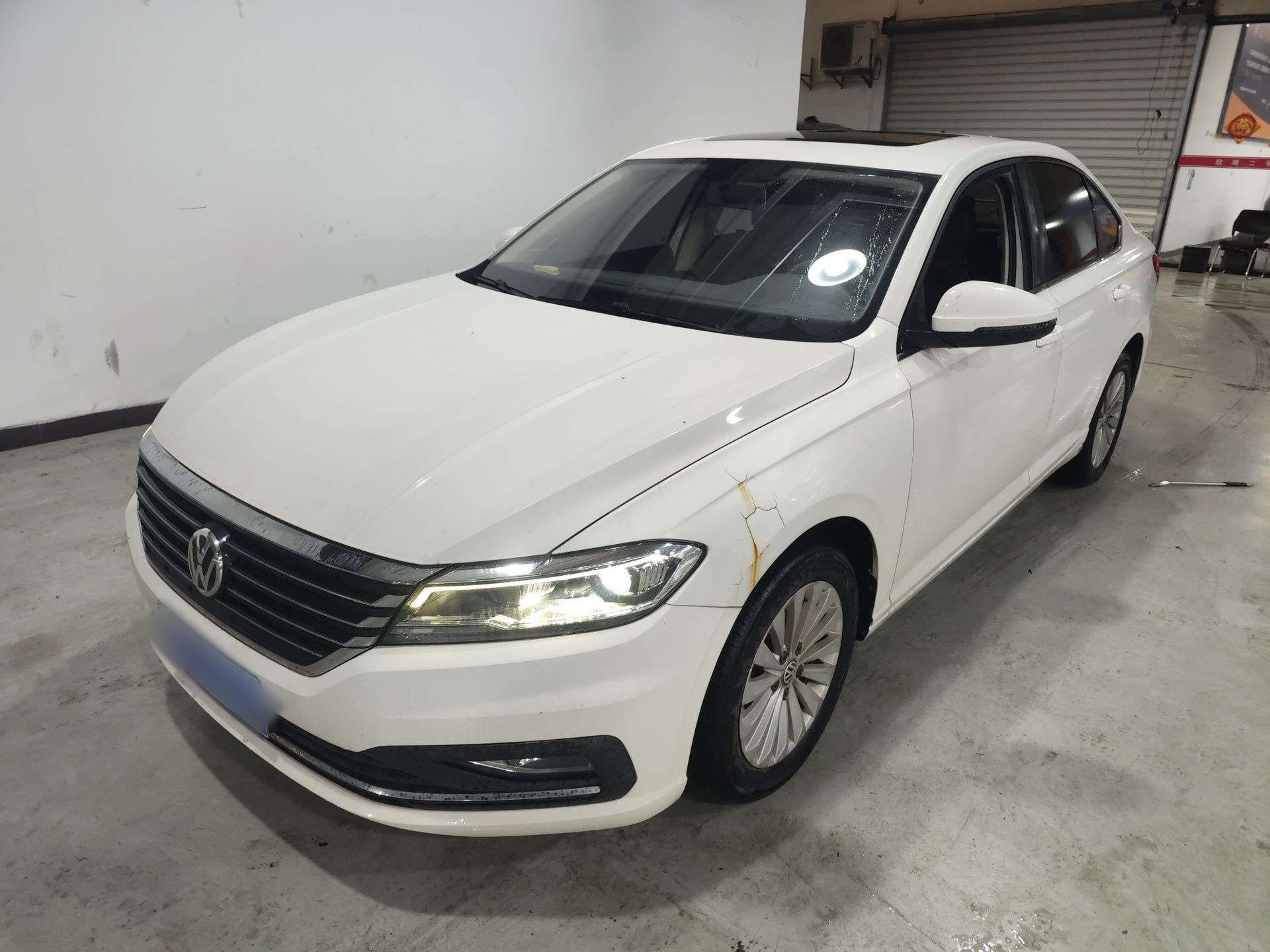 Под передней частью автомобиля