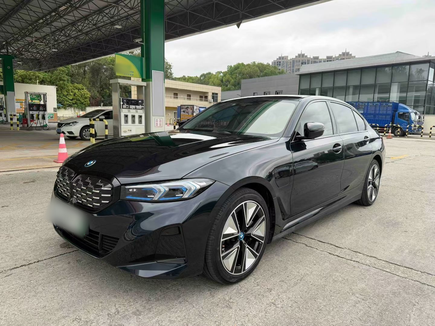 Под передней частью автомобиля