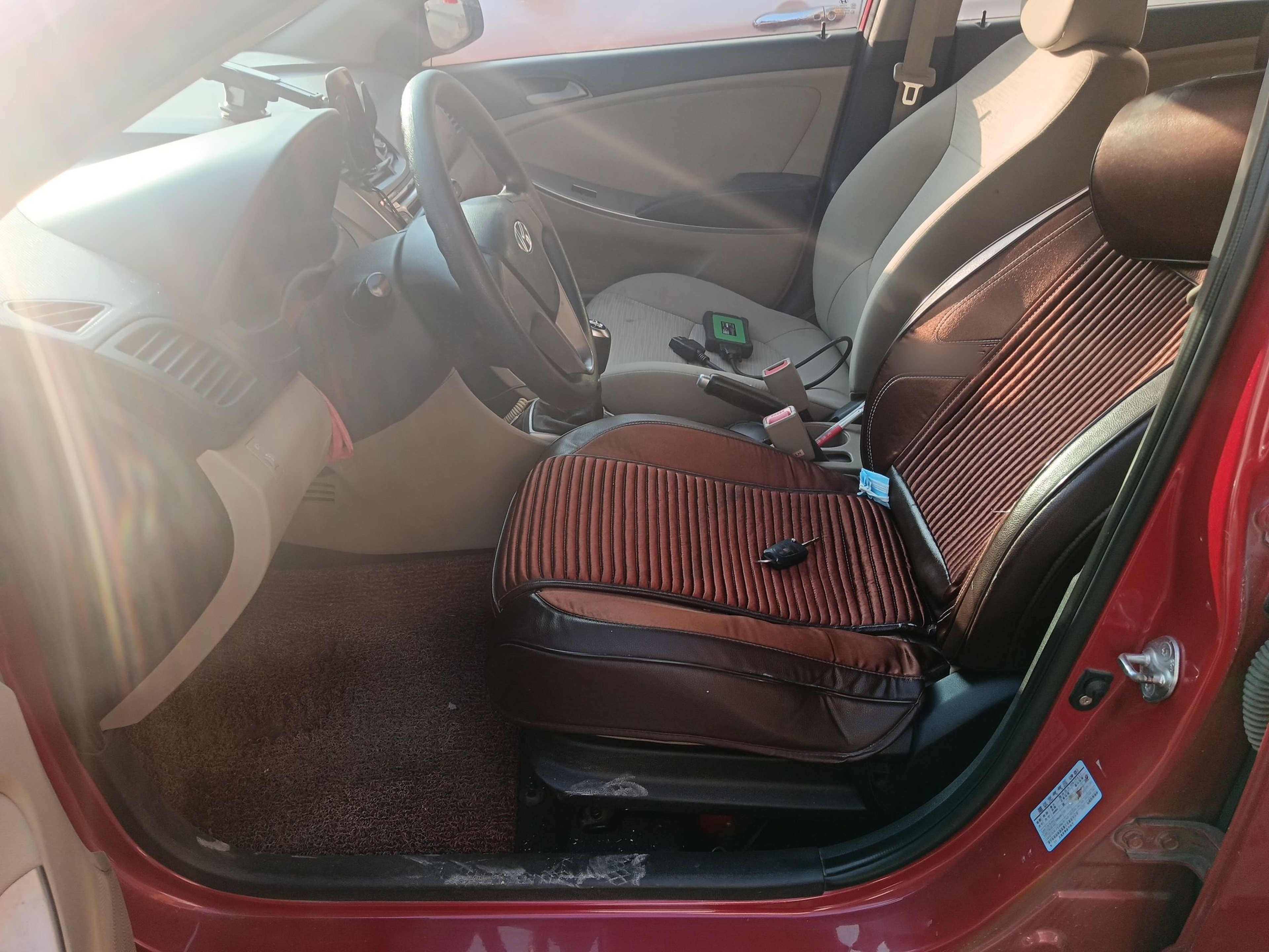 المقاعد الأمامية داخل السيارة