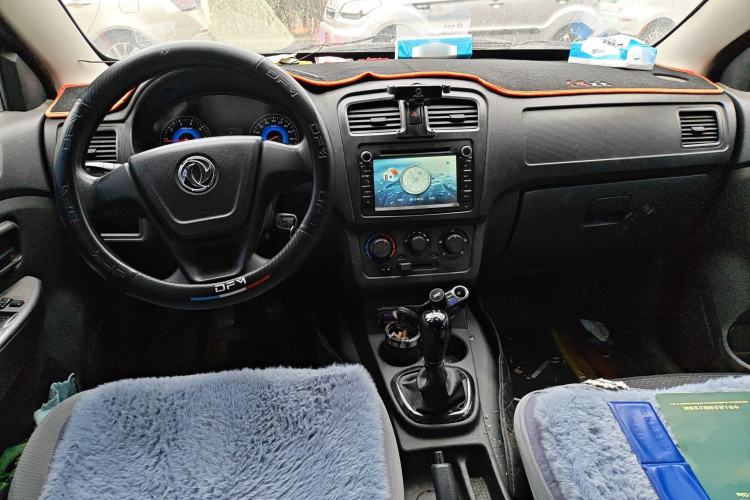 Used Dongfeng Fengon 330 2016 1.5L Manual Enjoyment Model DK15 Center Console