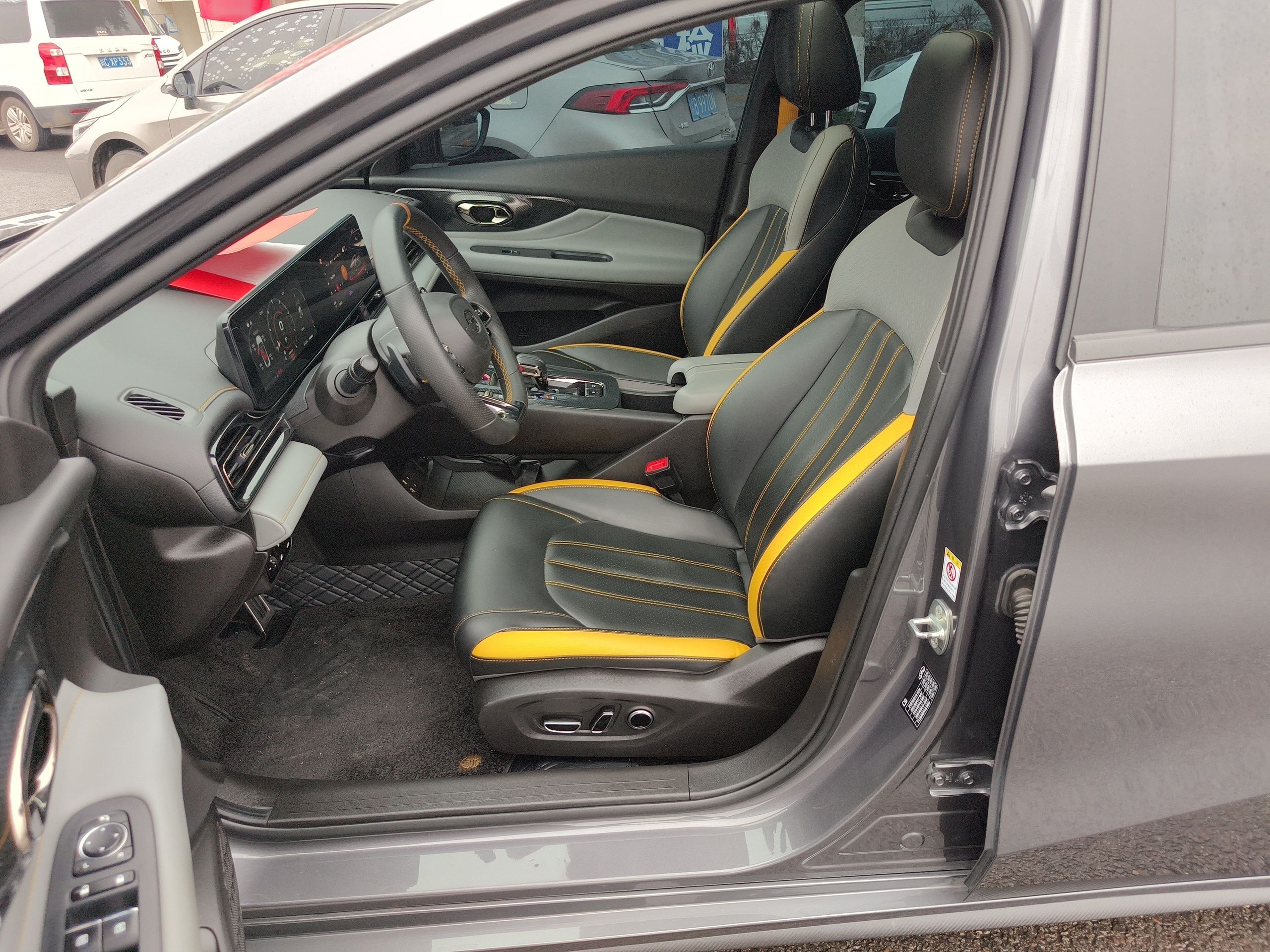 Переднее сиденье в автомобиле