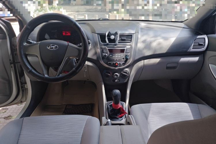 Used Hyundai Verna (older generation) 2014 1.4L Manual Smart GLS Trim Center Console