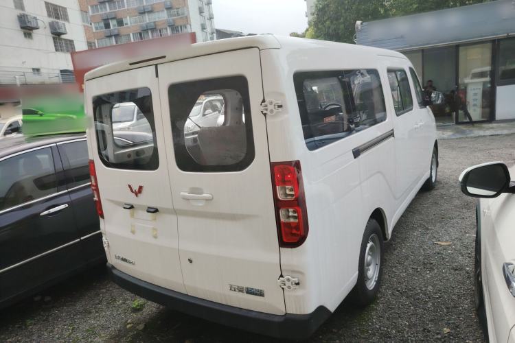 Used Wuling Yangguang 2024 300KM Comfort Version Passenger Van 75kW