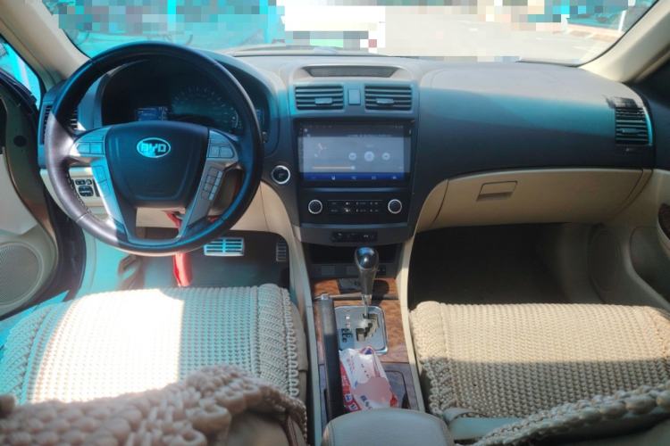 Used BYD G6 2012 1.5TID Automatic Prestige Edition Center Console