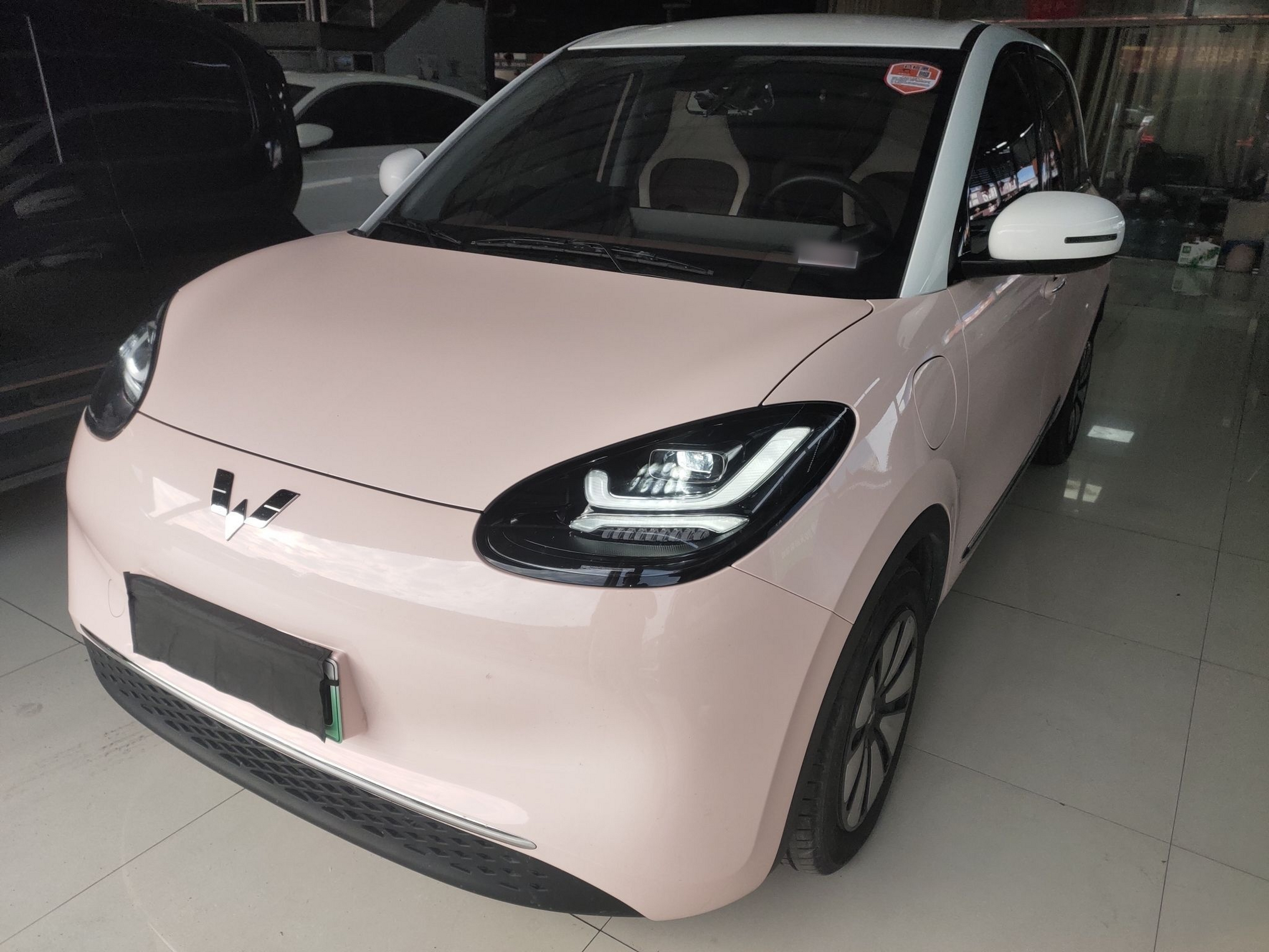 تحت مقدمة السيارة